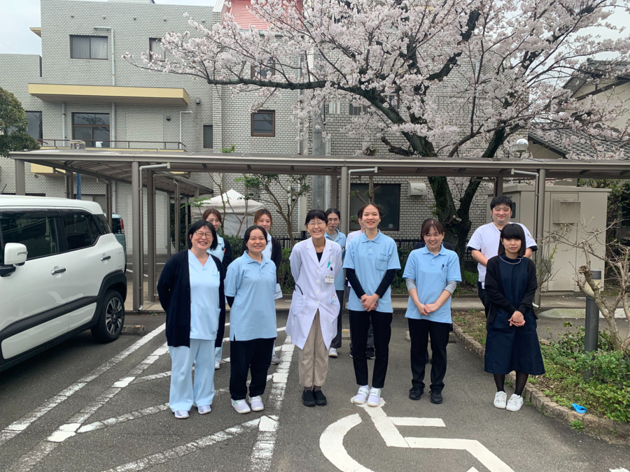 小規模多機能型居宅介護ホームさくらの里の写真10枚目：春には毎年桜が咲き、花見をします。