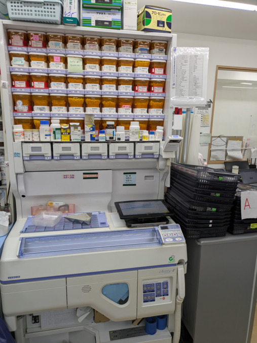あおぞら薬局　堀切菖蒲園店（薬剤師の求人）の写真4枚目：こちらは主に特養専用に使っている分包機です。Vマスですが・・・