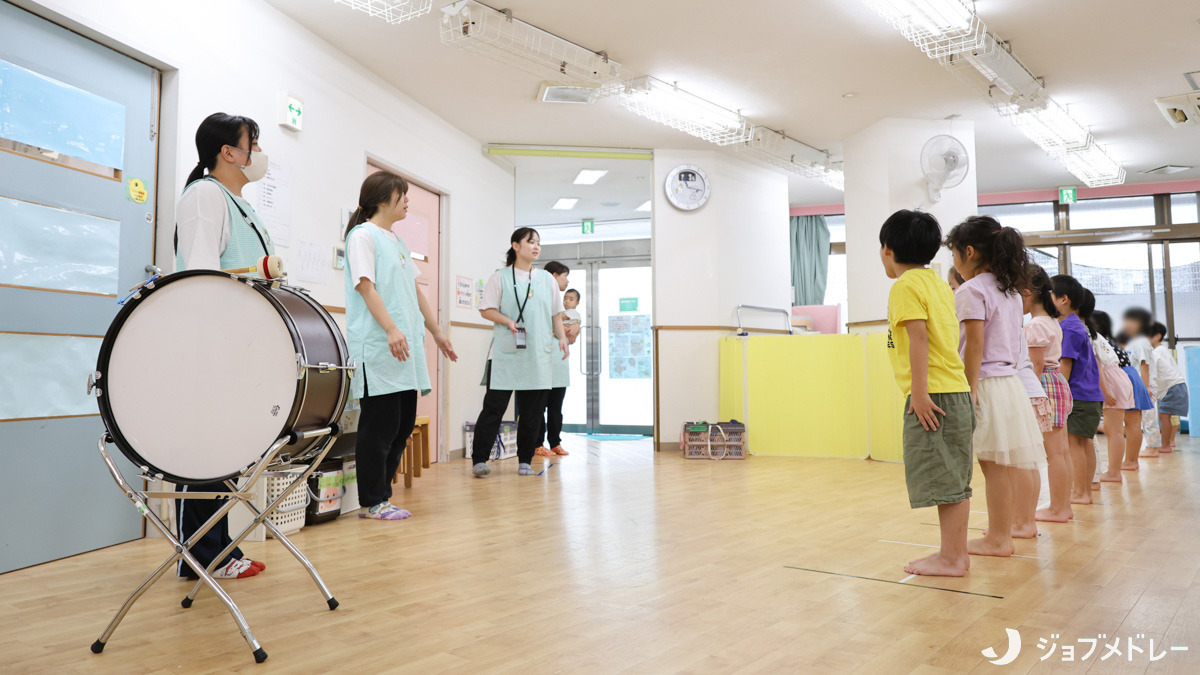 ちゃいれっく東戸塚駅前保育園（保育士の求人）の写真8枚目：まずはみんなで並んでご挨拶です♪