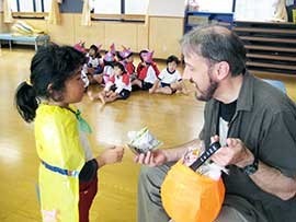 たんぽぽ保育園の写真5枚目:外国人の講師の先生の生の英会話にふれ、子どもの興味を引きだします。