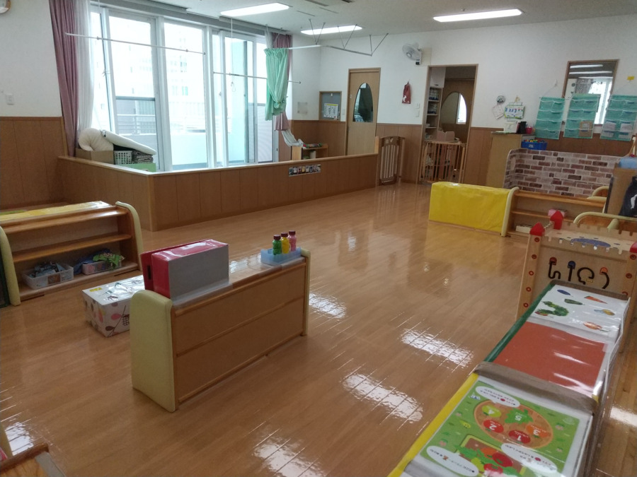 愛和えるむ保育園(保育士の求人)の写真2枚目:乳児室です