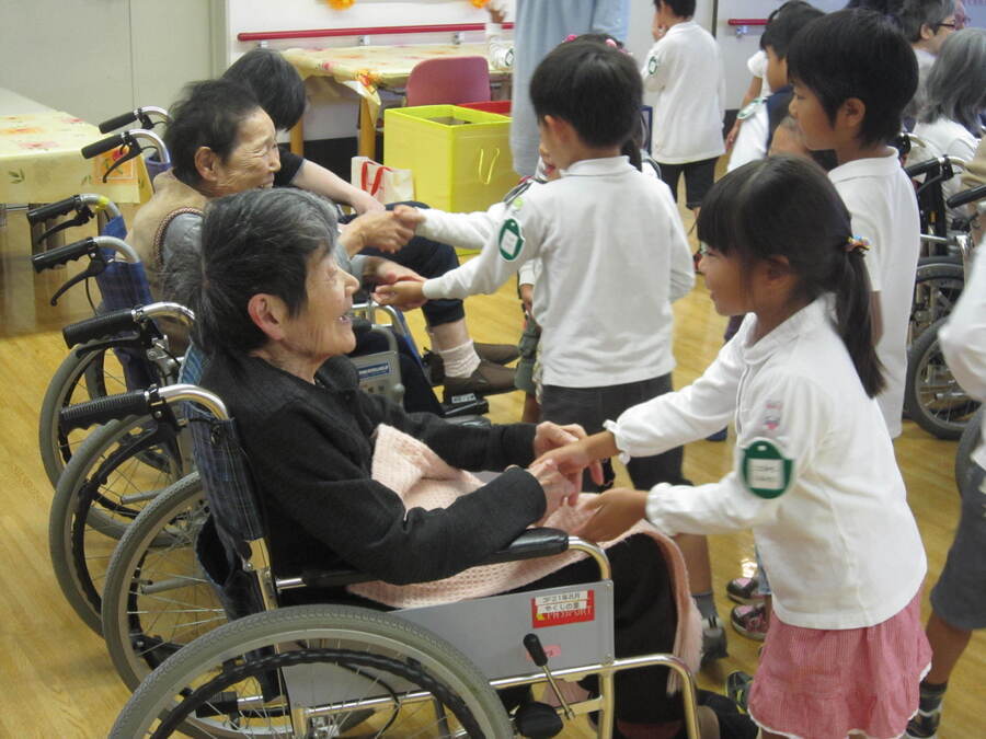 介護老人保健施設やくしの里（介護職/ヘルパーの求人）の写真5枚目：近隣の幼稚園・保育園との交流