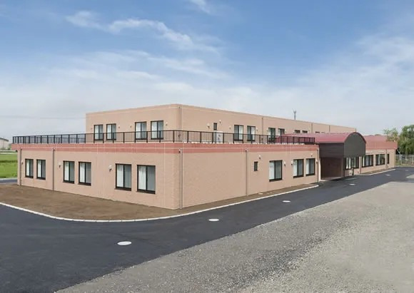 特別養護老人ホームはなみずきの杜（介護職/ヘルパーの求人）の写真4枚目：【外観】現在は建物周辺には緑豊かな花々が植えられています♪