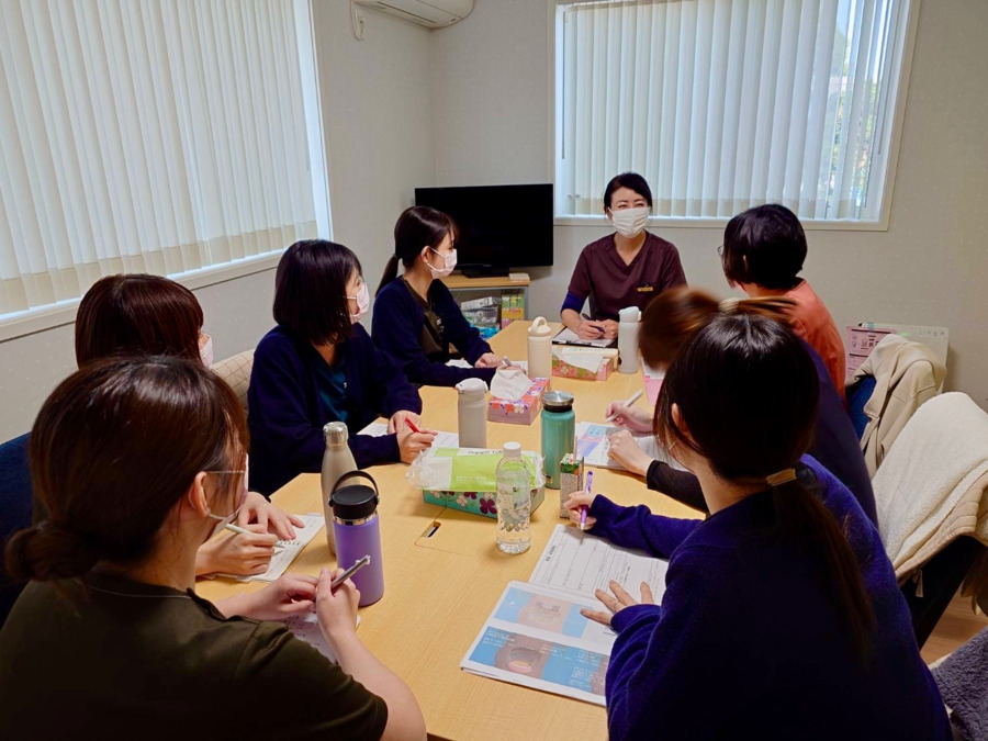 そのだ歯科・口腔外科クリニック（歯科衛生士の求人）の写真5枚目：講師の先生とのミーティング