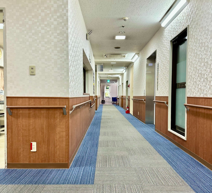 有料老人ホームサンビレッジ三鷹（看護師/准看護師の求人）の写真7枚目：廊下も明るくて綺麗