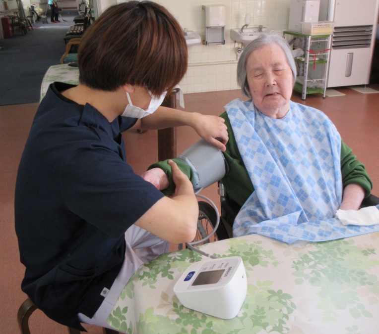 介護付き有料老人ホーム　サンライズ茂原（看護師/准看護師の求人）の写真4枚目：バイタル測定のご様子です。