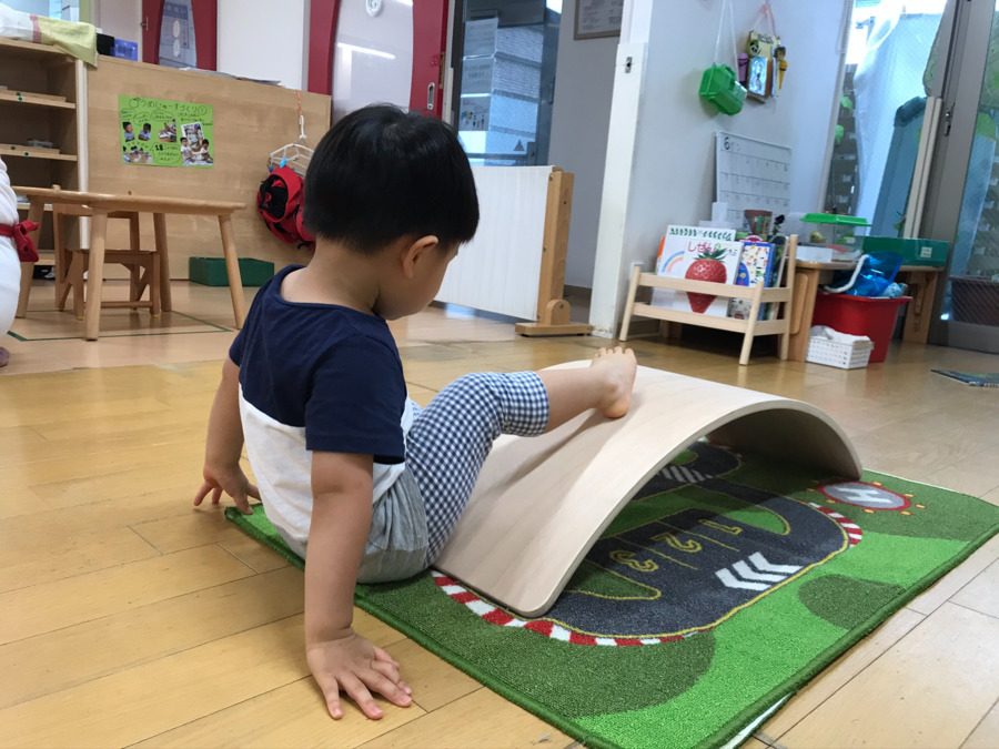 マグハウス都立大学（保育補助の求人）の写真8枚目：保育室でもたくさん身体を動かすよ！