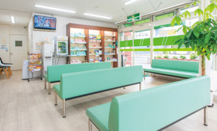 辻薬局 城内店（薬剤師の求人）の写真2枚目：城内店 内観 グリーンを基調とした落ち着きある店舗の雰囲気です。
