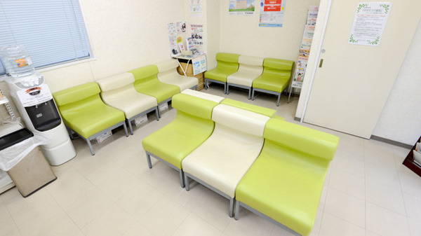 キリン堂　谷町センター薬局（薬剤師の求人）の写真2枚目：キリン堂　谷町センター薬局の内観