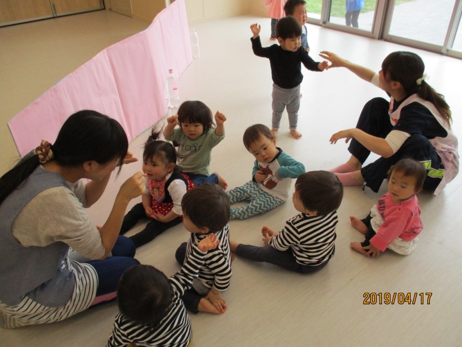 土呂クマさん保育所の写真9枚目：お部屋で手遊び♪