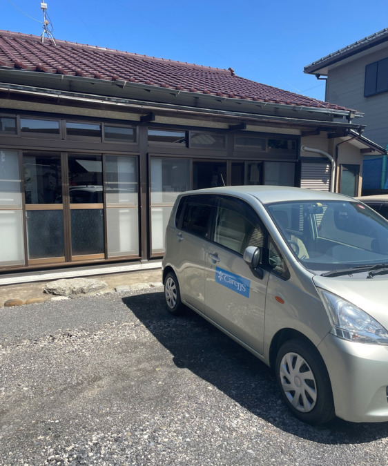 グラッセン　居宅介護（ケアマネジャーの求人）の写真2枚目：外観と社用車