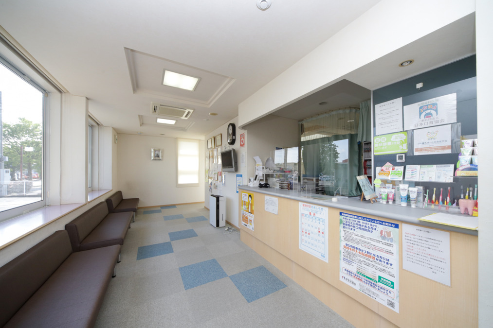 なりのぼう歯科口腔外科クリニック（歯科衛生士の求人）の写真3枚目：明るい待合室になっております