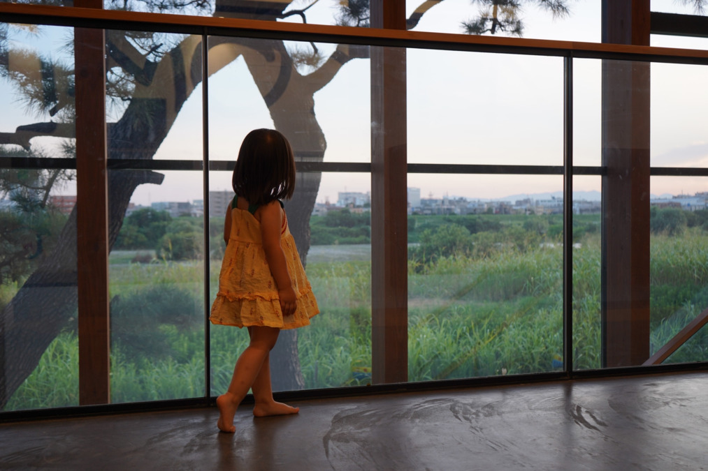 ロハスキッズ・センタークローバーの写真5枚目：２階の幼児クラスからの眺め。多摩川の景色が広がります。