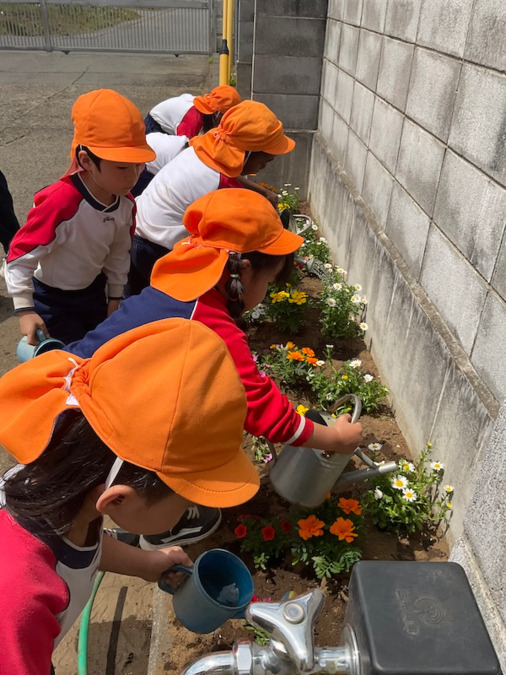 あかつき保育園（保育補助の求人）の写真2枚目：花壇づくり