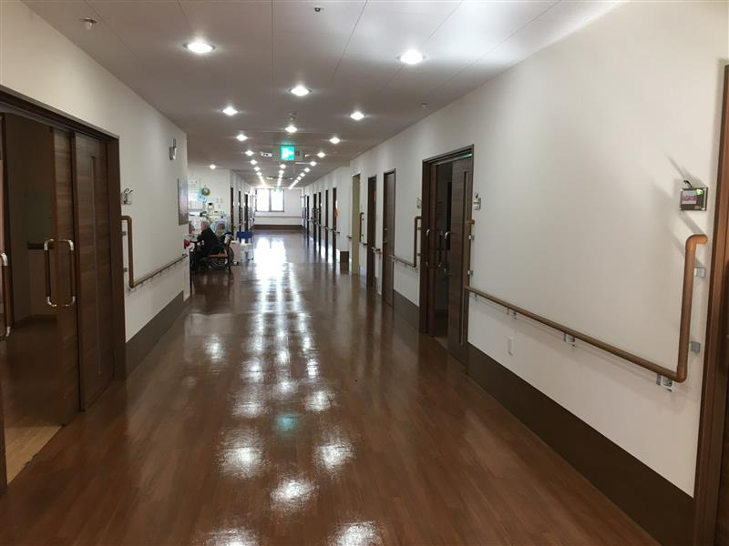 おおみや公園翔裕館Ⅱ号館（理学療法士の求人）の写真4枚目：広い廊下で動きやすいです！