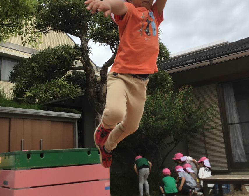 幼保連携型認定こども園 ニコニコ桜保育園（保育士の求人）の写真20枚目：跳び箱からじゃーんぷ！