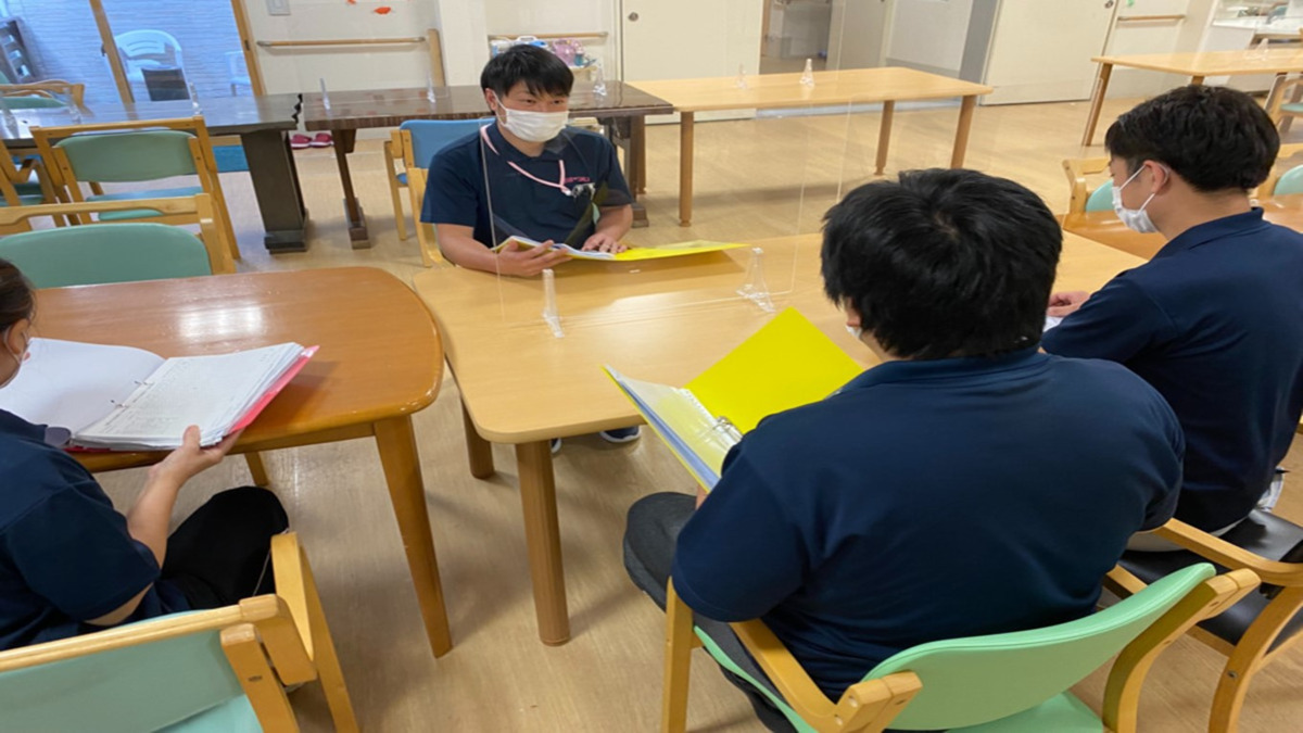 新ライフパートナー平野の写真7枚目：打ち合わせ中