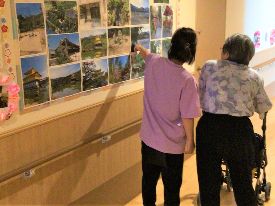 特別養護老人ホーム　上牧の郷（生活相談員の求人）の写真3枚目：施設内をお散歩中。撮影が趣味の職員が写真館コーナーを作りました。