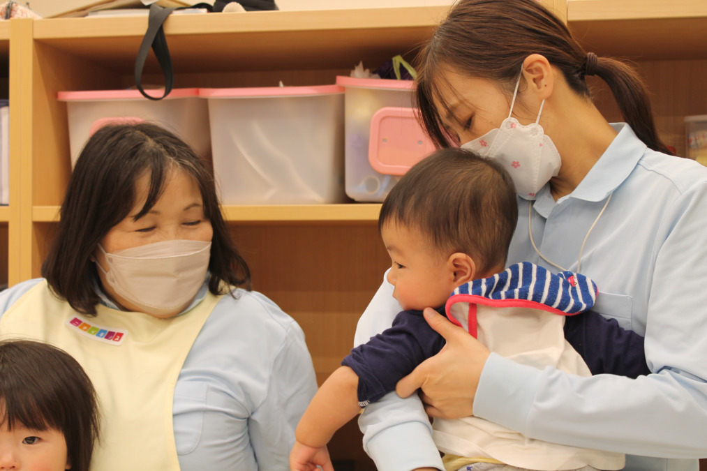 ニチイキッズMM新高島保育園の写真4枚目：20代の若手職員が多く日々協力しあっています！