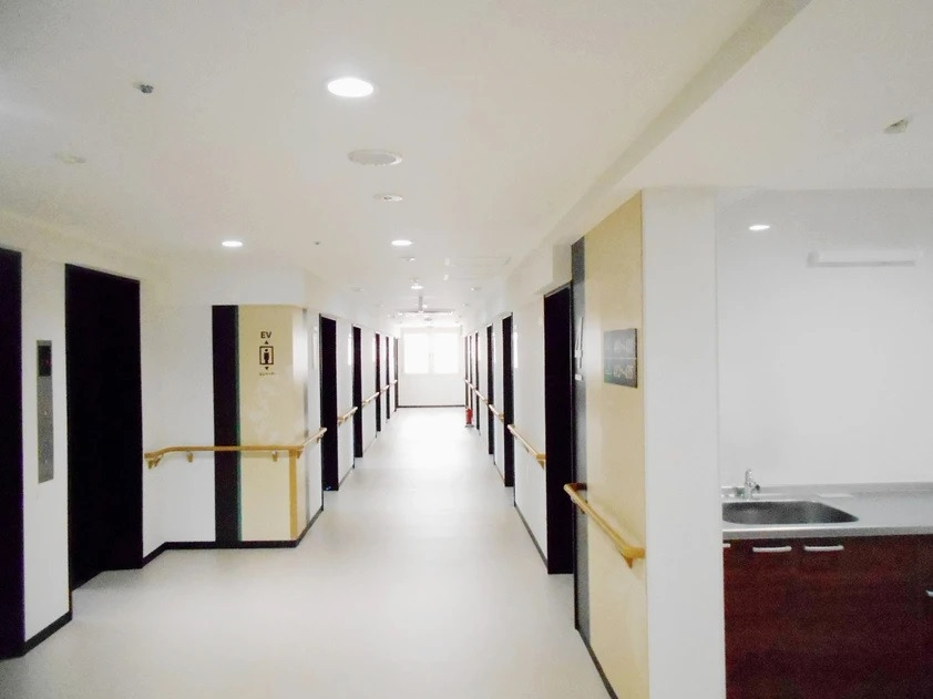 朝日ケアホーム山鼻(介護職/ヘルパーの求人)の写真11枚目:冷暖房完備で廊下も快適にお仕事ができます