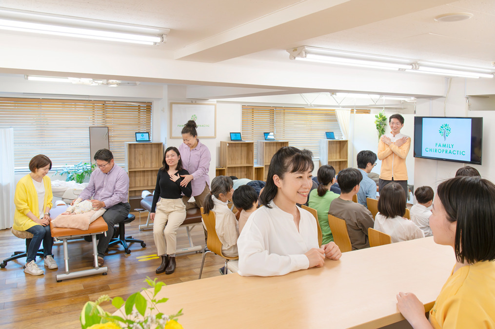 ファミリーカイロプラクティック三鷹院(株式会社Health Education)(整体師の求人)の写真18枚目:受付側から見た景色です。
仕事をする時は、この景色が一番多いです。