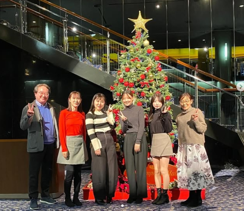 医療法人社団 アートセンター歯科 『新神戸アート歯科・矯正歯科』（歯科衛生士の求人）の写真5枚目：スタッフでザ・シンフォニーホールへ第九の鑑賞をしに行きました。その後、忘年会も。