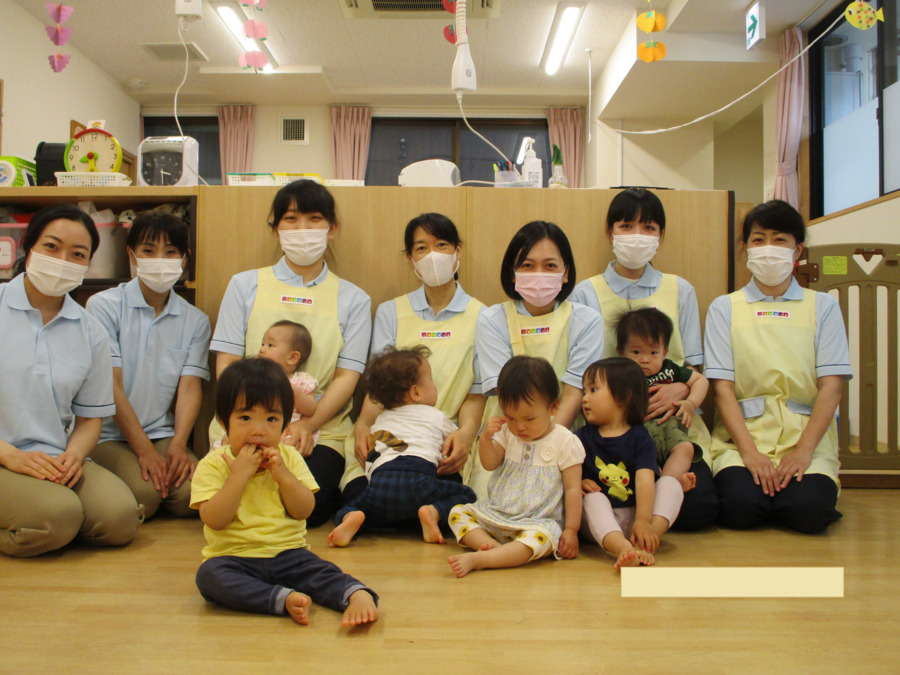 ニチイキッズ横浜西口保育園の写真3枚目：職員同士仲が良く、コミュニケーションを取り合いながら保育を行っています☆