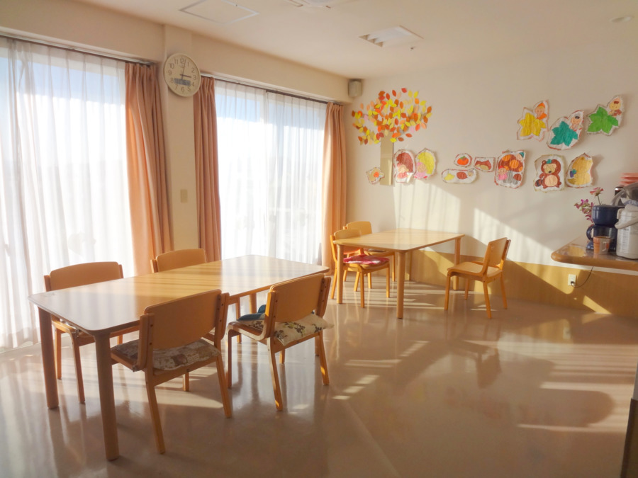 グリーンリーフ星ヶ丘の写真4枚目：日当たりの良い居間兼食堂はご利用者の憩いの場です。