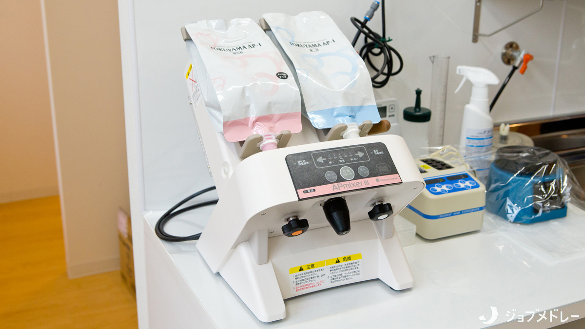 とうだい歯科クリニック（歯科衛生士の求人）の写真17枚目：歯の印象材を自動で練和してくれる歯科用印象材混こう器です