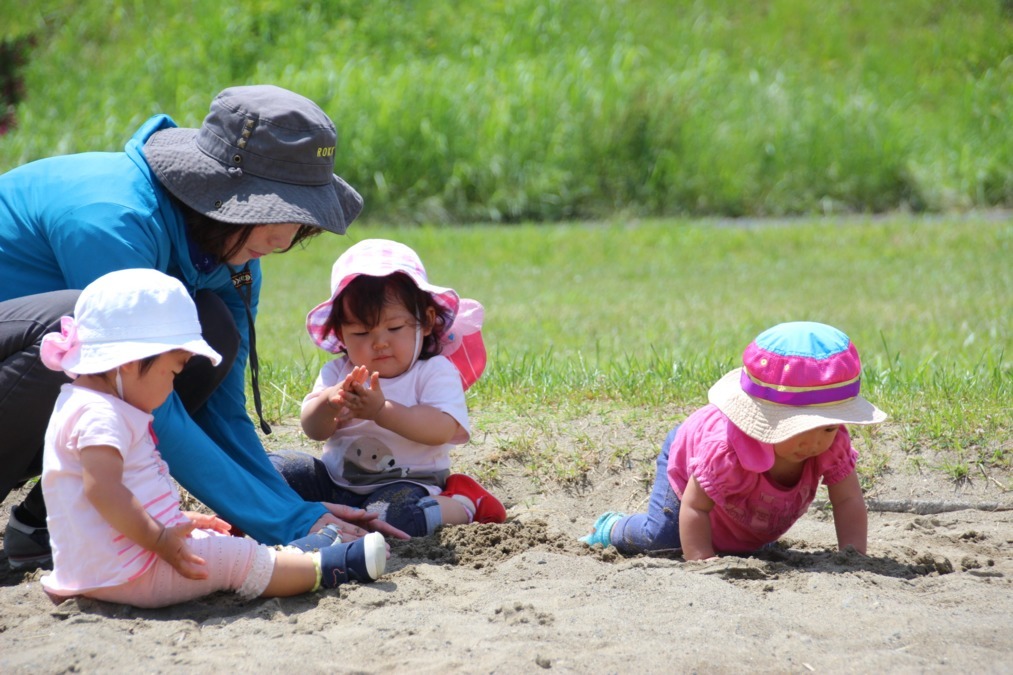 さくらがおかこども園の写真3枚目：お庭や公園で自然に親しみ豊かな感受性を養います