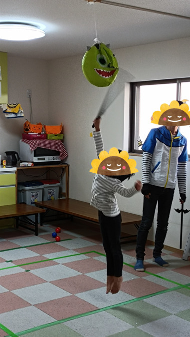放課後等デイサービス ひまわり近江堂の写真6枚目：でも割る！お菓子の為に！（ピニャータ）