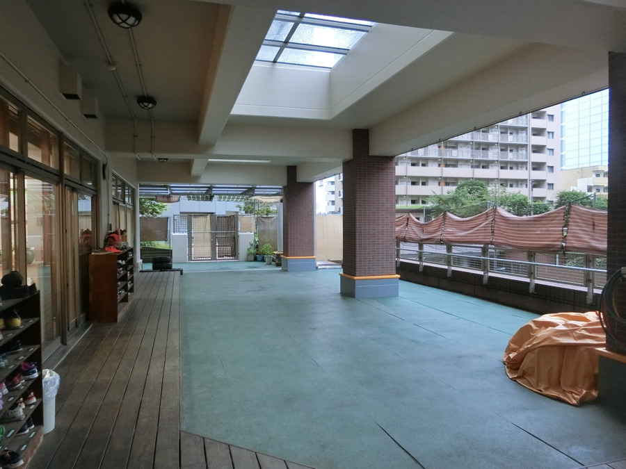 YMCAかわさき保育園の写真10枚目：雨天でも使用可能な園庭があります
