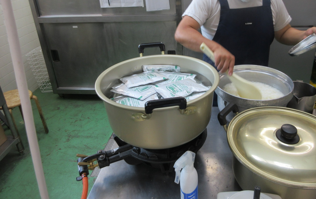 介護付き有料老人ホーム　サンライズ茂原（調理師/調理スタッフの求人）の写真8枚目：BCP訓練の一環として、非常用ガスコンロにて非常食を温めている様子です。