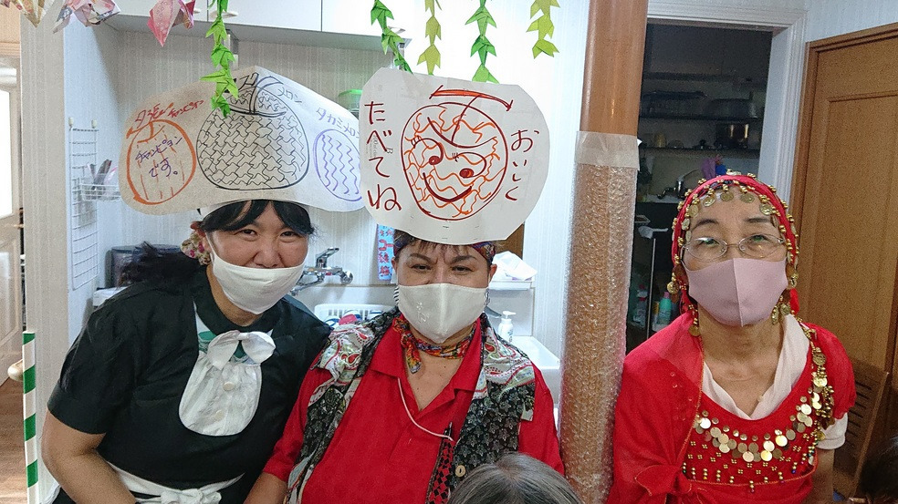 あいちヘルパーステーションの写真5枚目：デイのレクで初夏　メロン大会での仮面パーテイ
