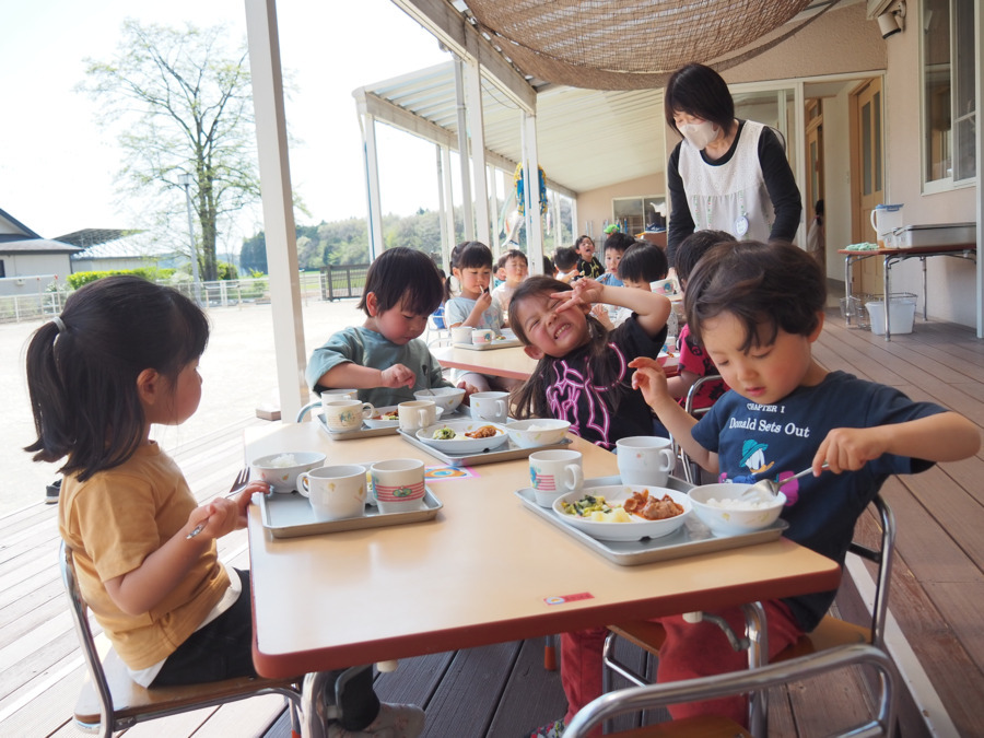 保育園チャイルド（調理師/調理スタッフの求人）の写真2枚目：天気のいい日はウッドデッキでお給食！