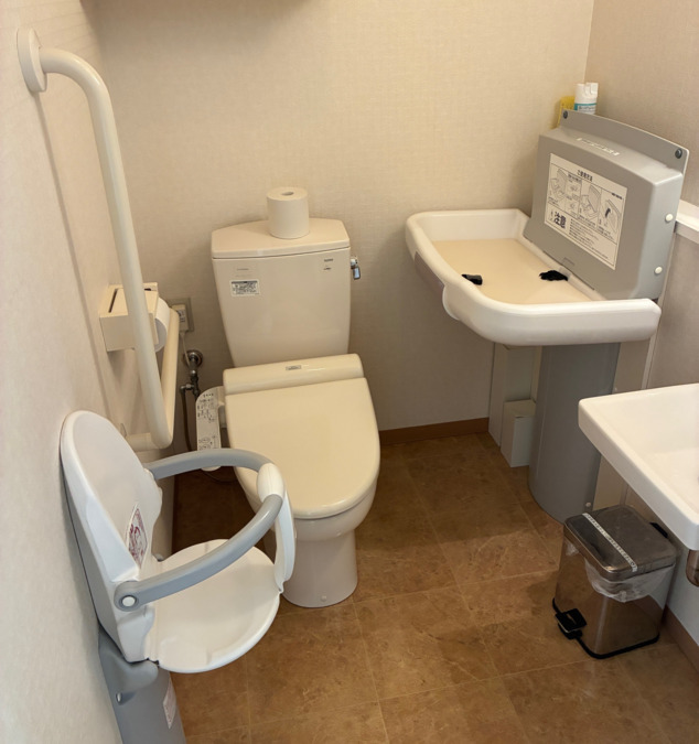 おまた眼科(視能訓練士の求人)の写真6枚目:お子さんのためのBED、お年寄りの方への手すり、車いすの方へ大き目なつくりです。