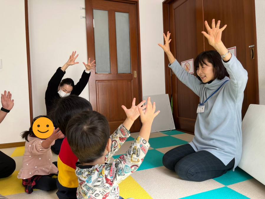 児童発達支援・放課後等デイサービス　ののはな（児童指導員/指導員の求人）の写真4枚目：「ののはな」でのリトミックの様子です。子どもたちと一緒に参加いただきます。