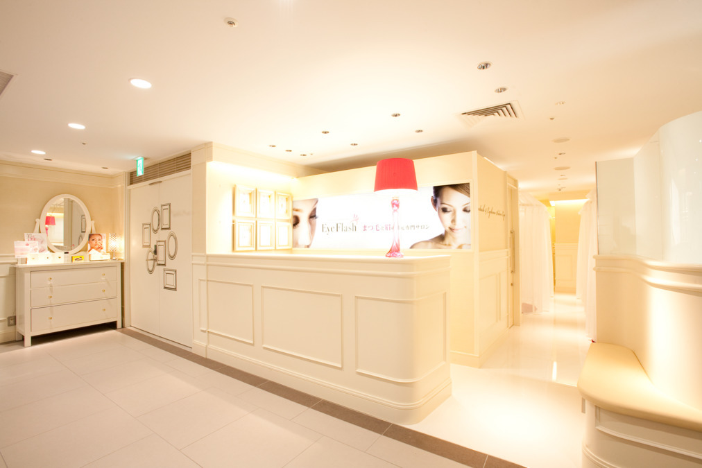 EyeFlash大丸梅田店の写真2枚目：