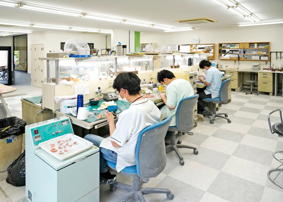 株式会社サポート（歯科技工士の求人）の写真3枚目：研磨はコーティングすることなく、一つ一つ丁寧に研磨して仕上げております。
