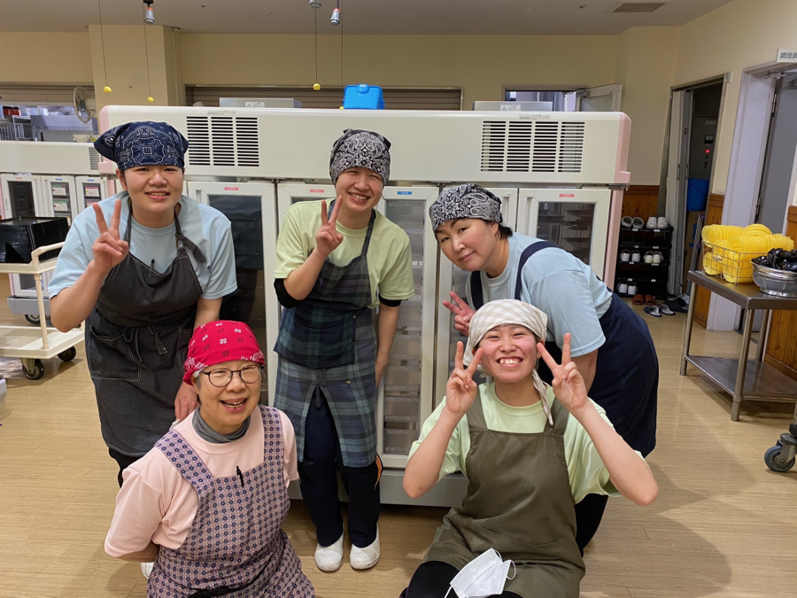 特別養護老人ホーム三滝苑（管理栄養士/栄養士の求人）の写真7枚目：７０代から２０代まで幅広く活躍中です。４０代、５０代歓迎です。