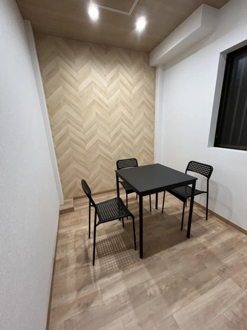 児童発達支援・放課後等デイサービス　かぎしっぽ【2025年10月01日オープン】（児童指導員/指導員の求人）の写真11枚目：かぎしっぽ　面談室　個別療育室