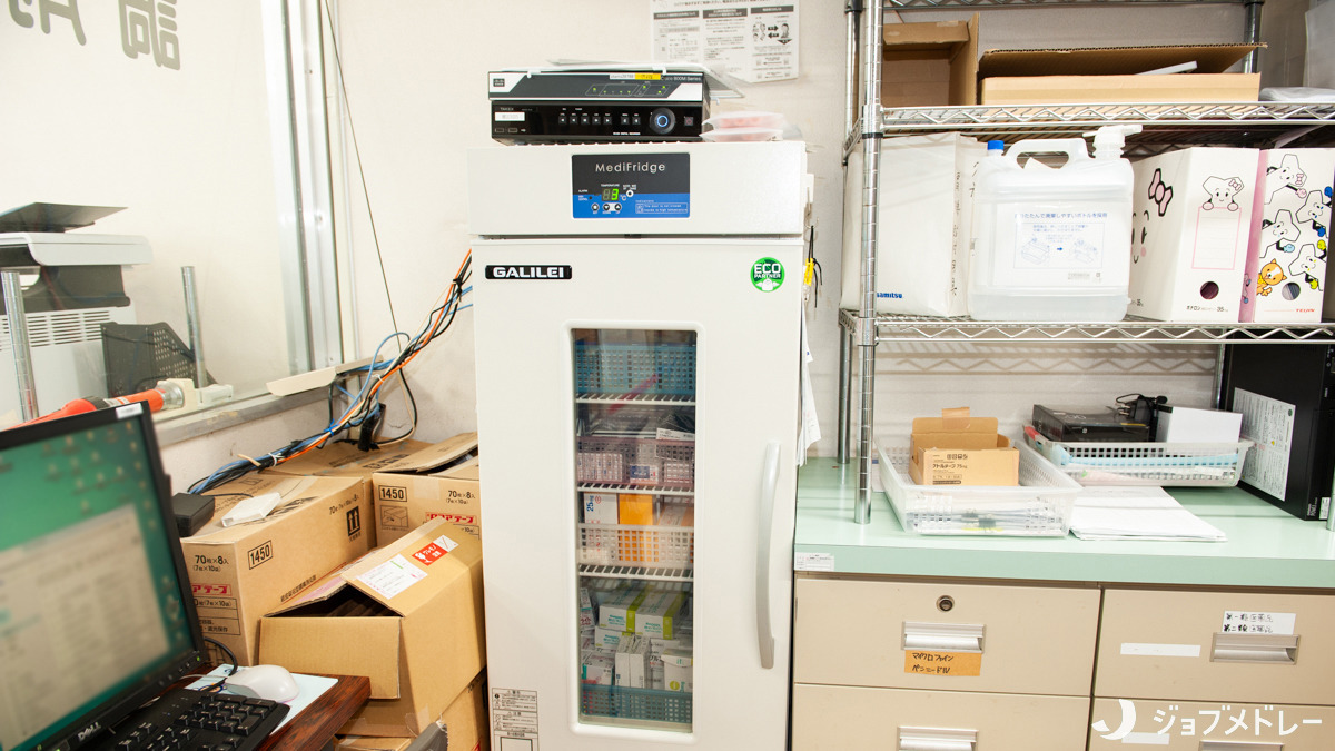 ふれあい薬局・大戌亥（薬剤師の求人）の写真10枚目：薬用冷蔵ショーケースを設置しています