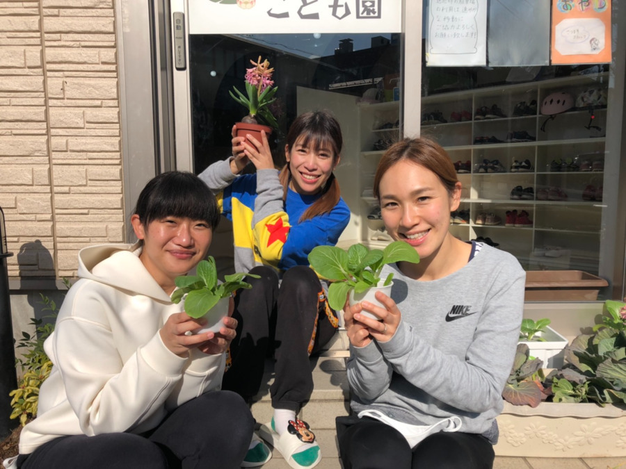駒沢の森こども園の写真2枚目：入口前で野菜やお花を育てています