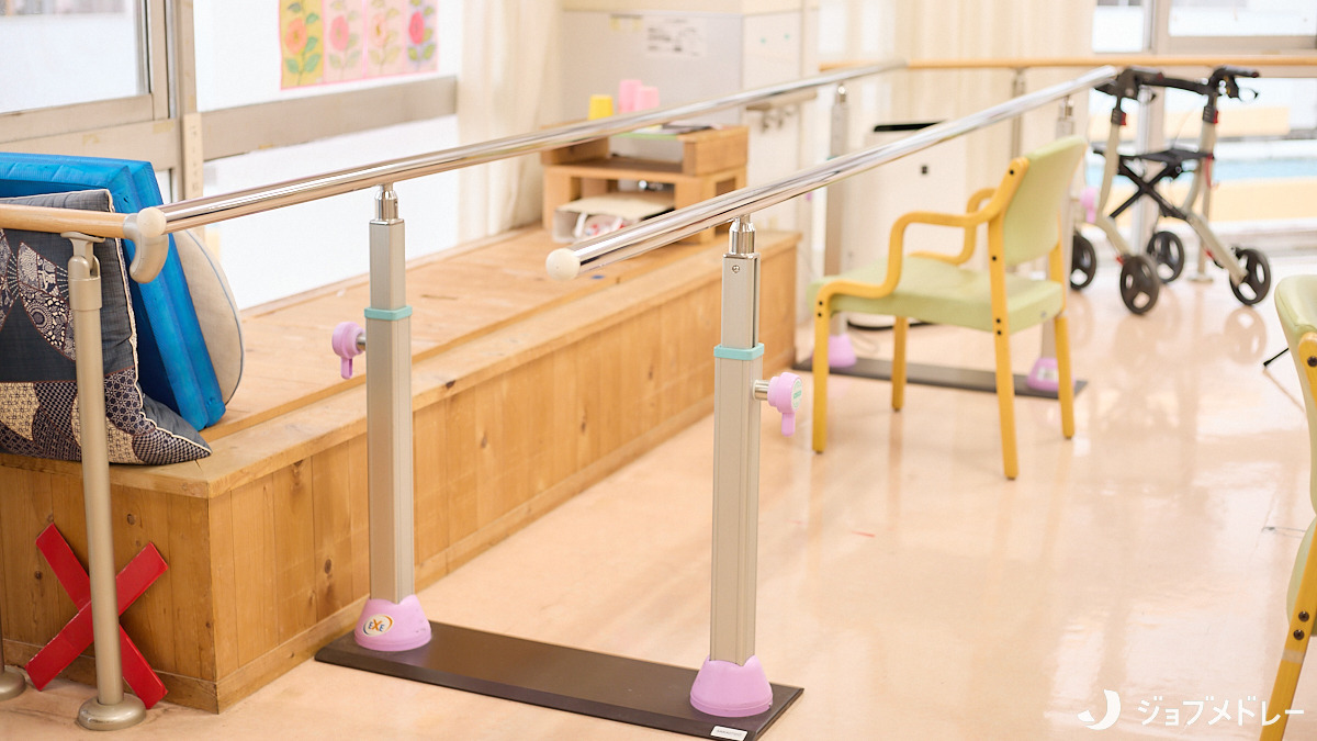 コープみらい高津第2デイサービスセンター(介護職/ヘルパーの求人)の写真8枚目:安定した歩行訓練のための平行棒です
