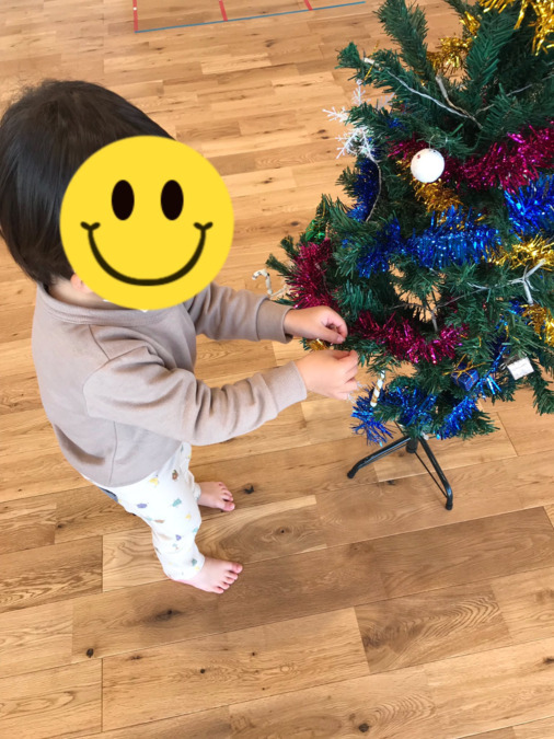 児童発達支援所 chouchou吉岡の写真7枚目：部屋のあちこちに隠されたクリスマスツリーの飾りを見つけて飾り付けて遊びました🎄