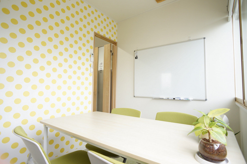 介護ステーションスマイル居宅介護支援事業部(ケアマネジャーの求人)の写真8枚目:ミーティングルームです。ZOOMもここでやってます。