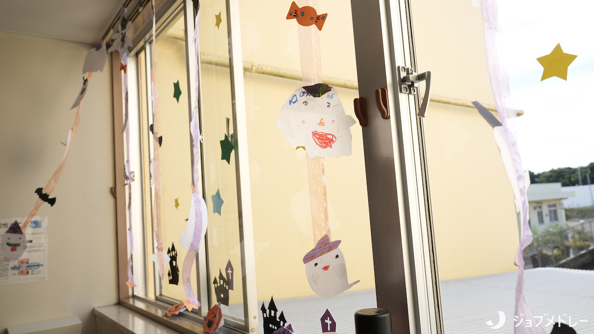 認定こども園　手賀の丘幼稚園・保育園（保育士の求人）の写真15枚目：窓にも子供たちが作ったものを飾り付けしています