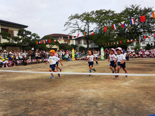 さやま幼稚園(幼稚園教諭の求人)の写真3枚目:運動遊びものびのび楽しめる体操広場♪