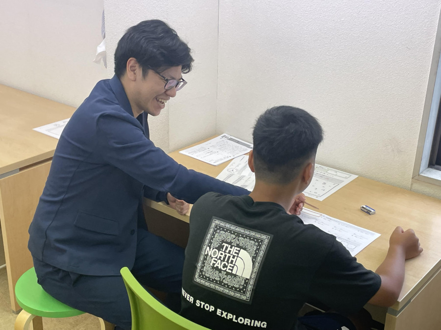 クラップ大曲校【2026年04月オープン予定】（児童指導員/指導員の求人）の写真4枚目：マンツーマンの個別支援。そのあとは小集団での活動もあります。