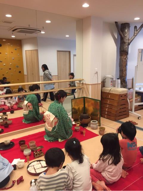 田中ナースリー若宮保育園の写真9枚目：ひなまつりのお茶会　甘いお菓子が食べられて、とっても嬉しいな！